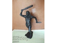 Figurină "Sălbatic cu bâtă și cuțit"