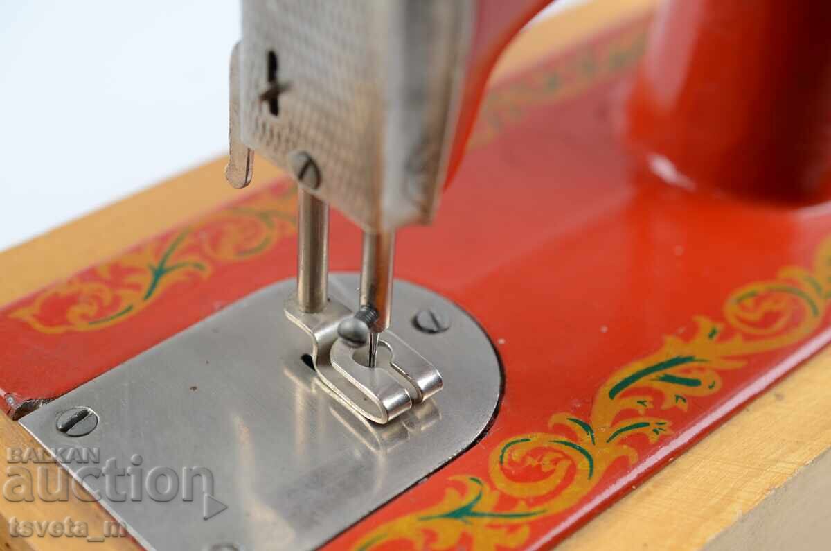 Vintage children's sewing machine USSR - 5