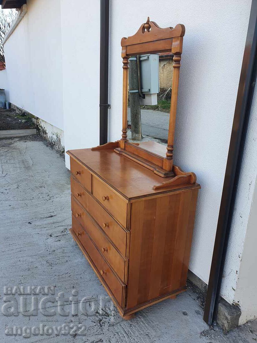 Frumos comod din lemn masiv cu oglindă!!! cu preț € 70.00 | 136.91 BGN