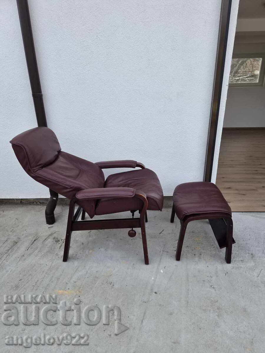 Аукцион Фотьойл с опция сън и табуретка от естествена кожа!!!