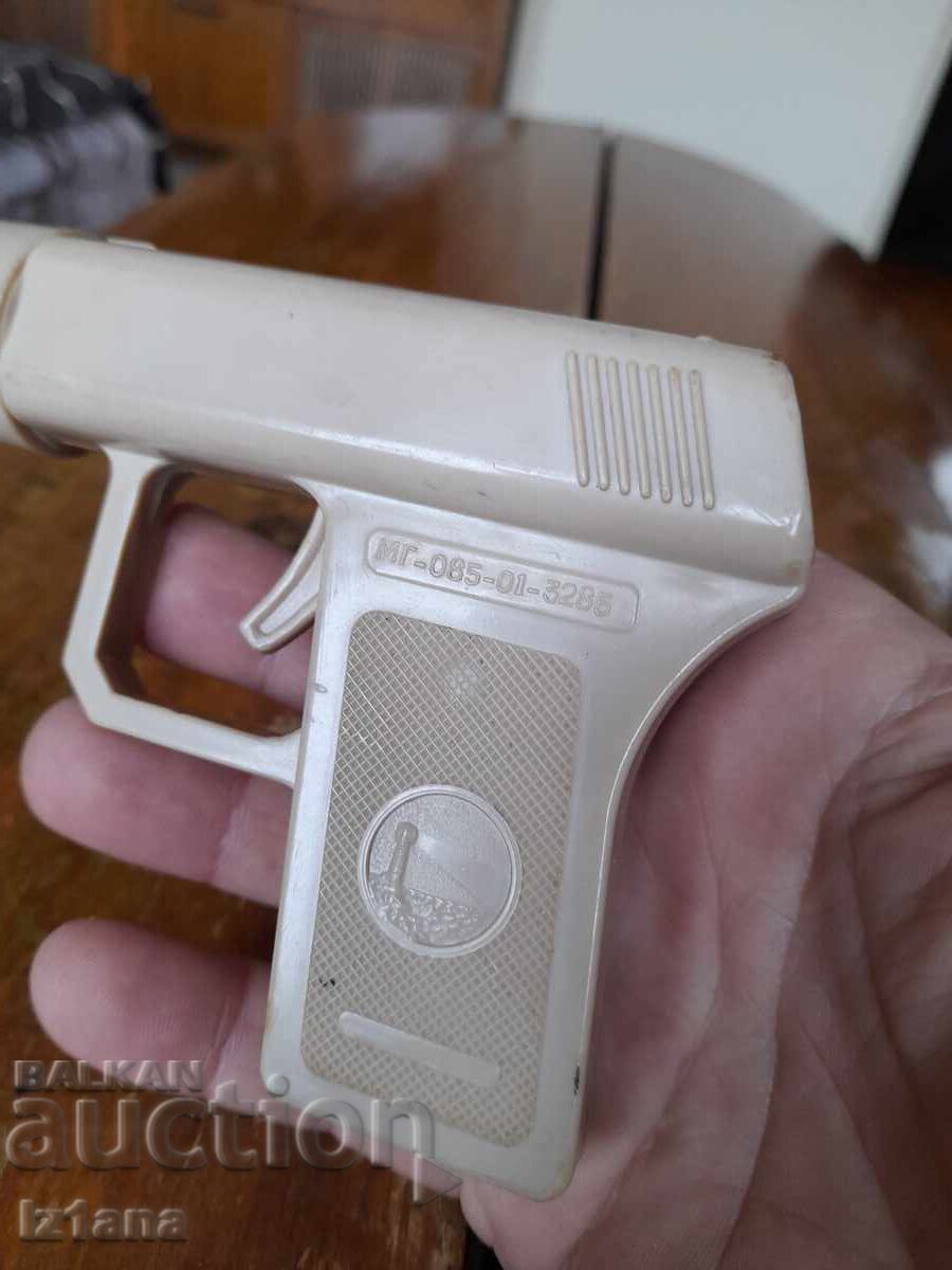 Licitație O armă veche pentru copii