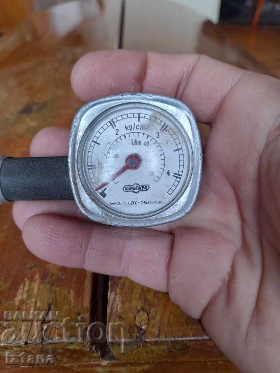 Vechi manometru Konekta pentru presiunea anvelopelor cu preț € 23.00 | 44.98 BGN