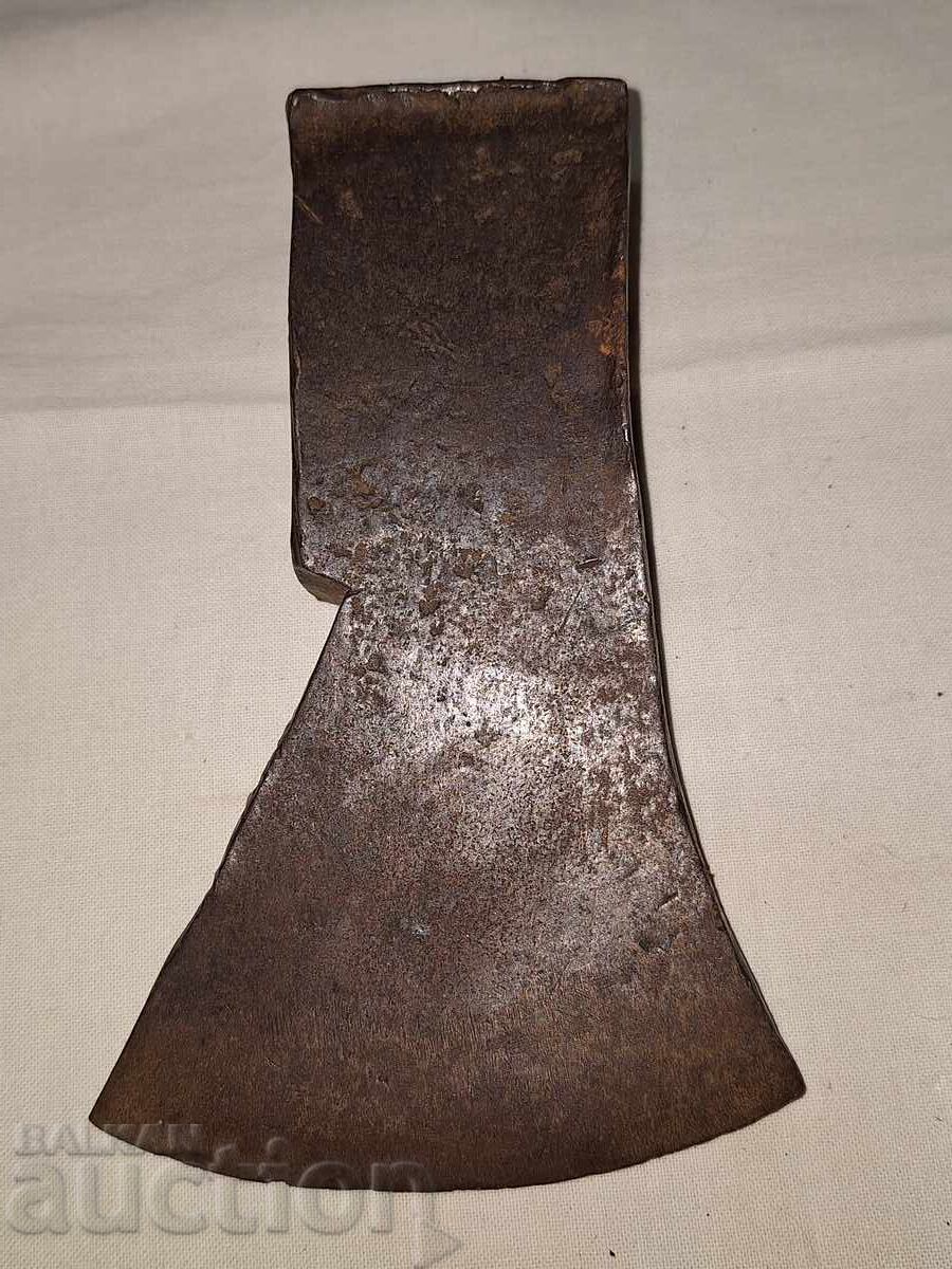 Un topor vechi cu preț € 20.00 | 39.12 BGN Un topor vechi cu preț € 20.00 | 39.12 BGN