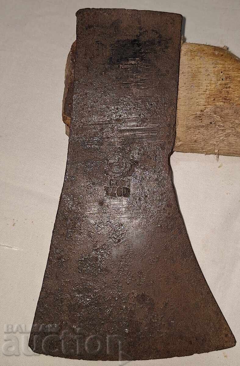 Стара немска брадва с печат