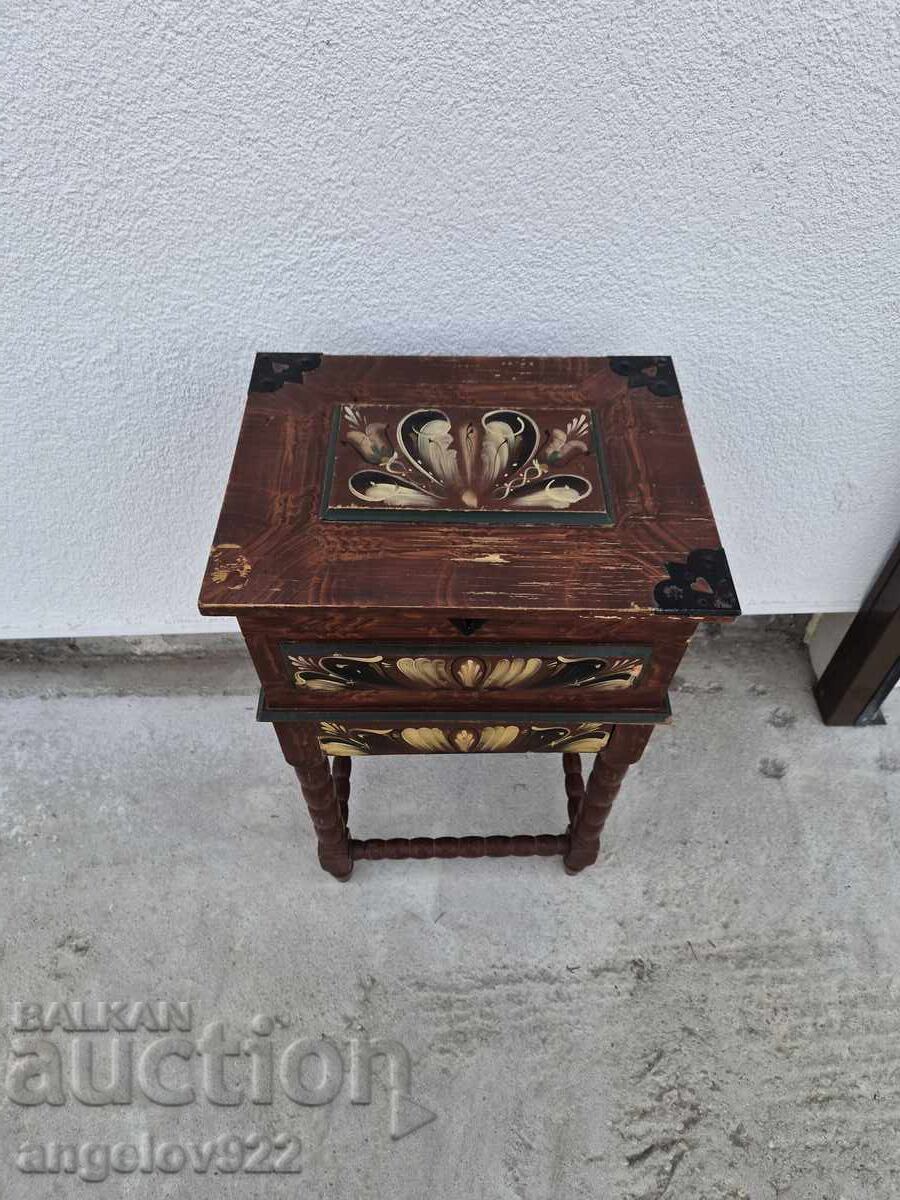 Comodă din lemn de epocă pictată manual!!! cu preț € 1.50 | 2.93 BGN Comodă din lemn de epocă pictată manual!!! cu preț € 1.50 | 2.93 BGN