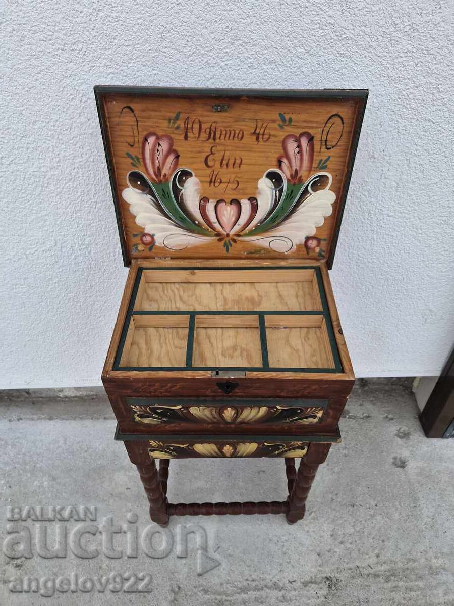 Licitație Comodă din lemn de epocă pictată manual!!! Licitație Comodă din lemn de epocă pictată manual!!!
