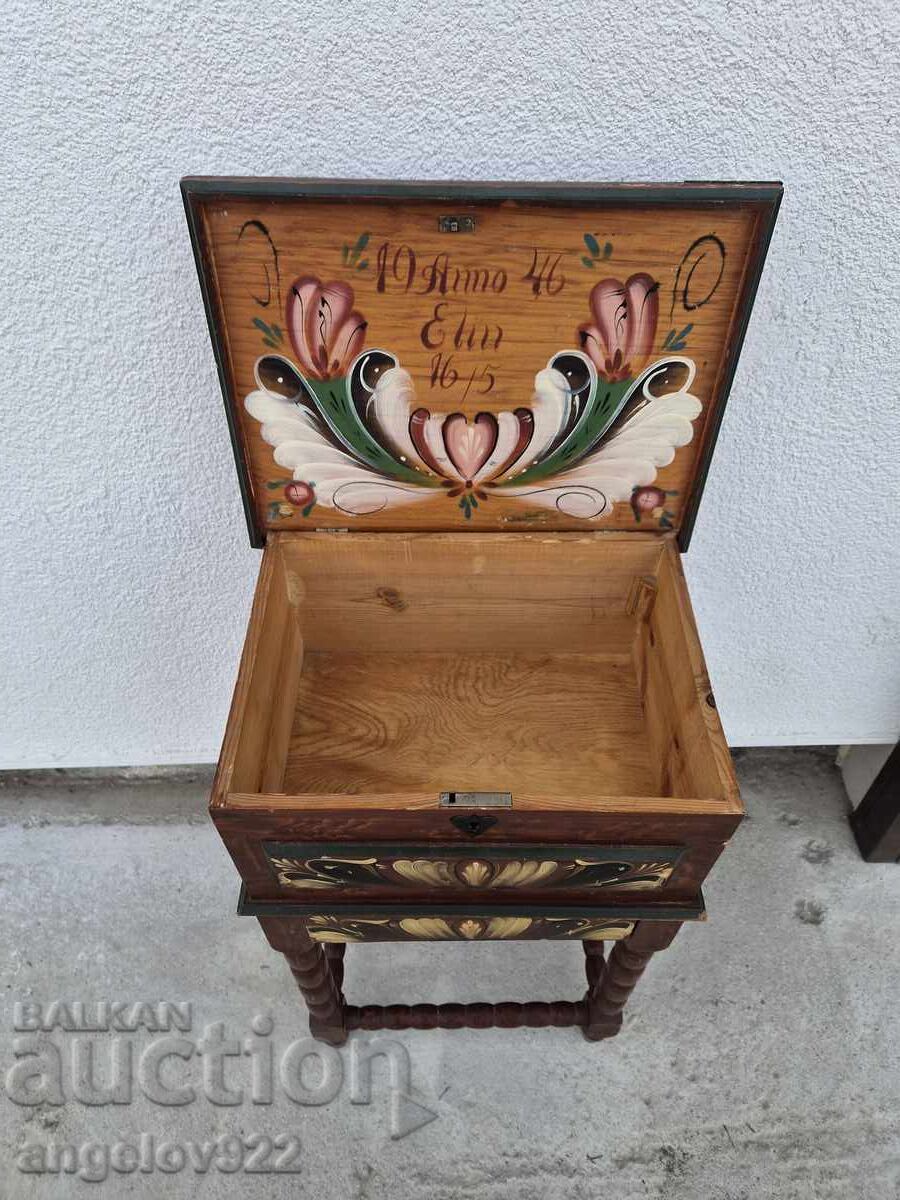 Livrarea Comodă din lemn de epocă pictată manual!!! Livrarea Comodă din lemn de epocă pictată manual!!!