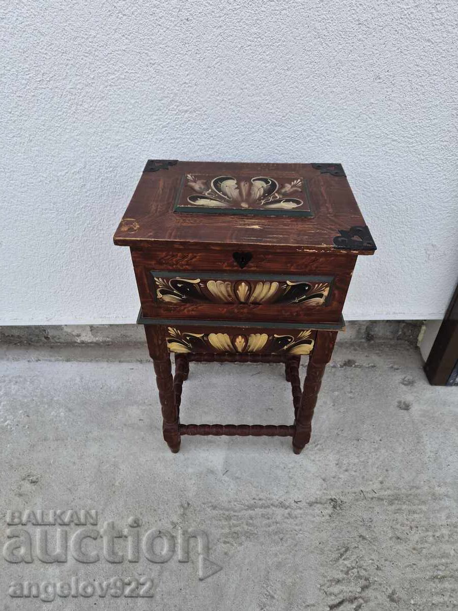 Comodă din lemn de epocă pictată manual!!! Comodă din lemn de epocă pictată manual!!!