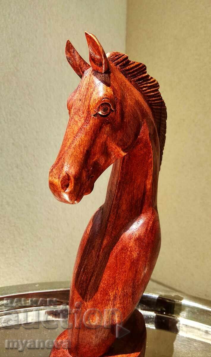 Licitație Sculptură în lemn cu imaginea unui cal, realizată manual