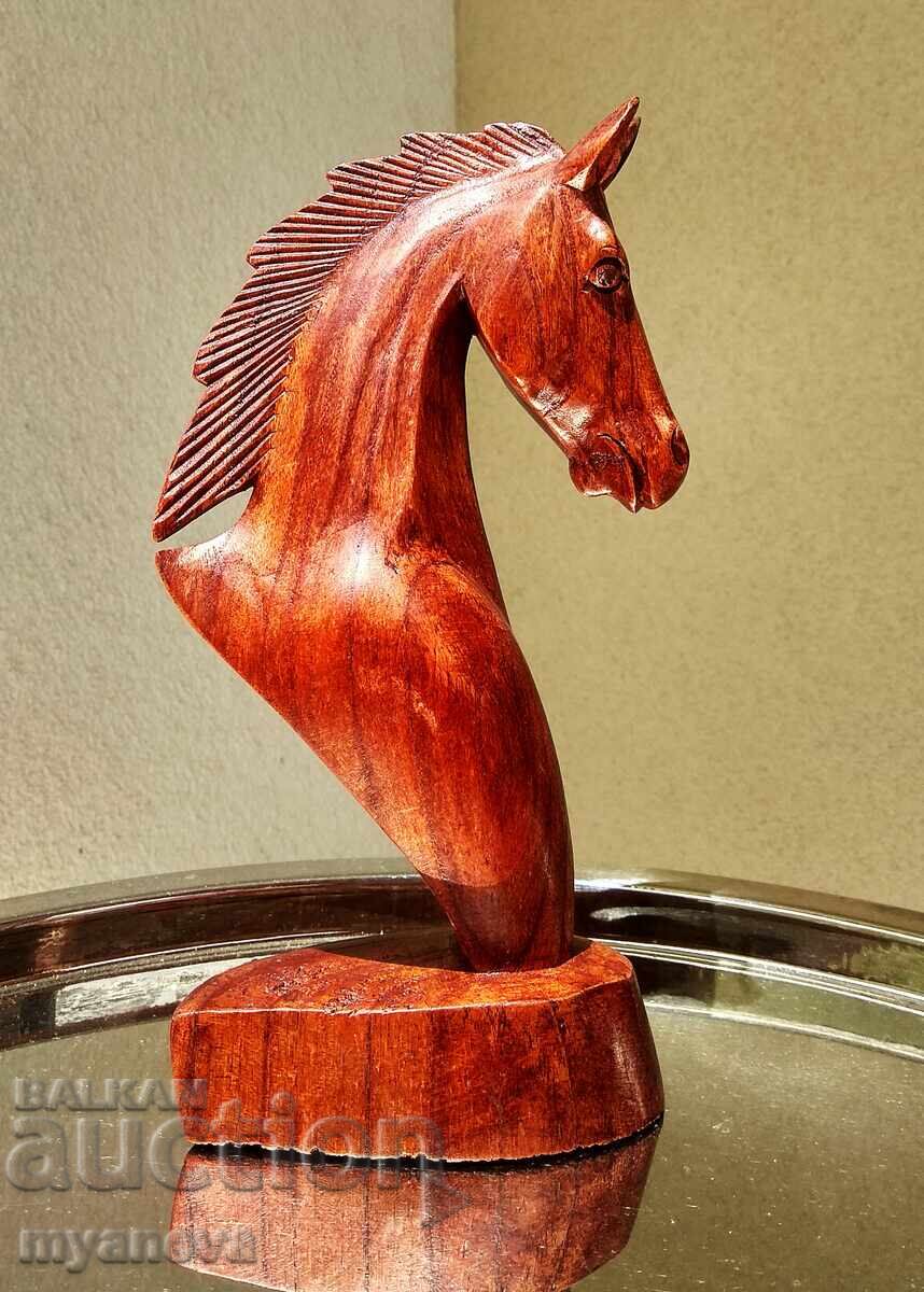 Sculptură în lemn cu imaginea unui cal, realizată manual