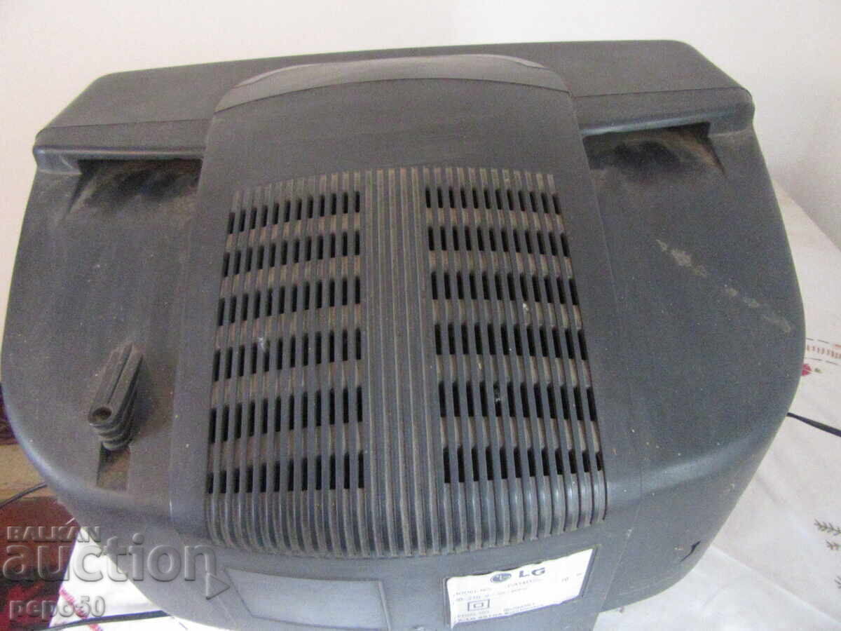 Auction  WORKING PORTABLE COLOR TV "GOLDSTAR"