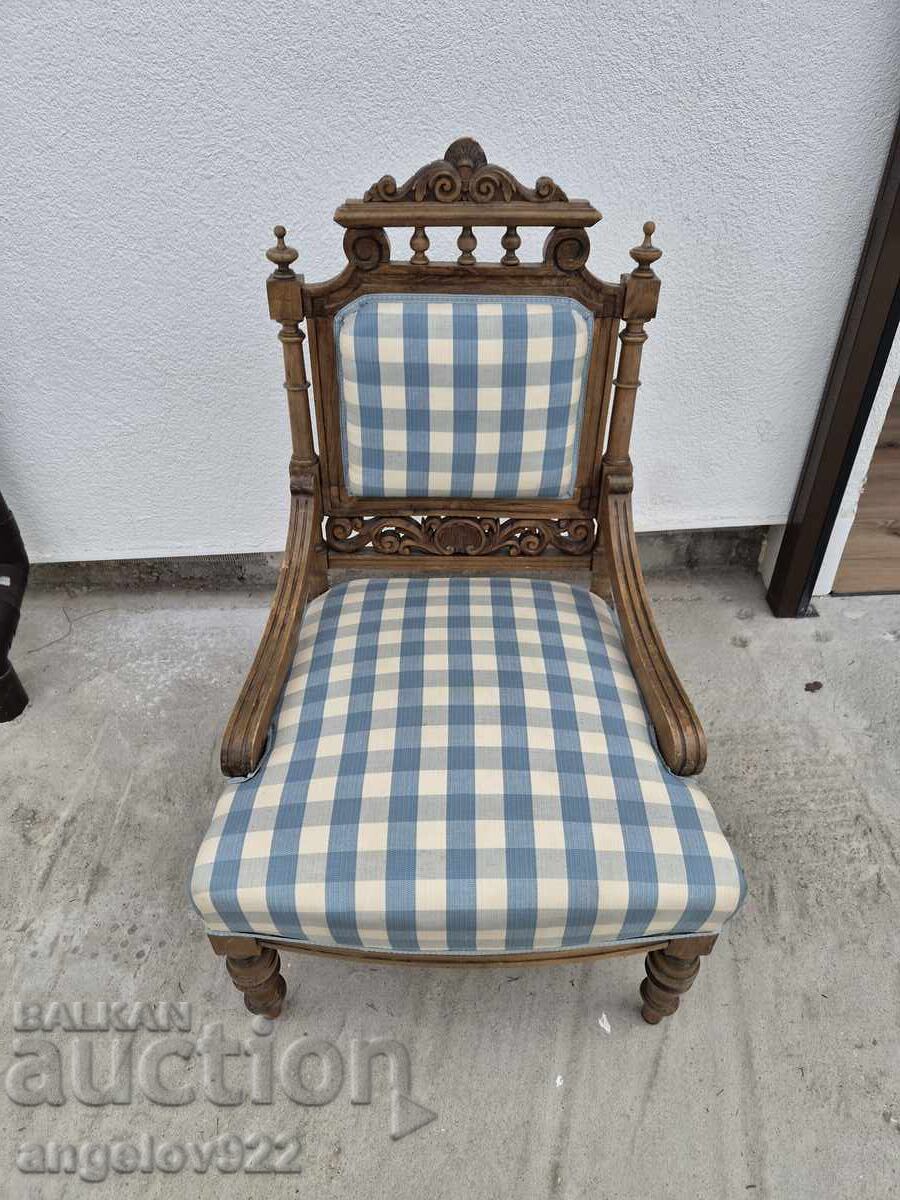 Scaun vintage din lemn masiv, frumos!!! cu preț € 0.01 | 0.02 BGN