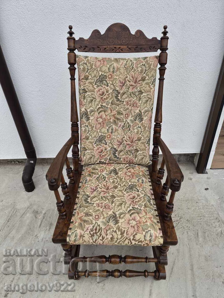 Frumos scaun balansoar vintage din lemn masiv!!! cu preț € 88.00 | 172.11 BGN