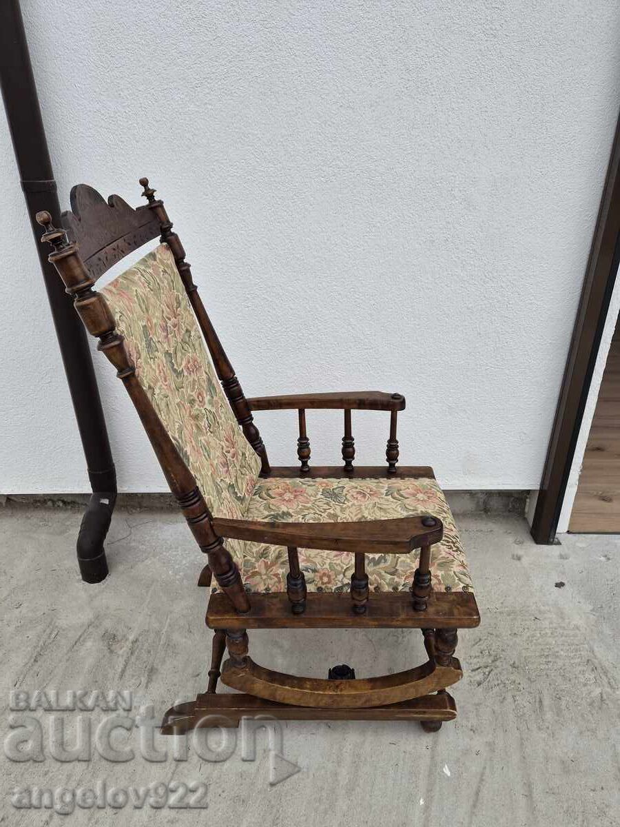 Livrarea Frumos scaun balansoar vintage din lemn masiv!!!