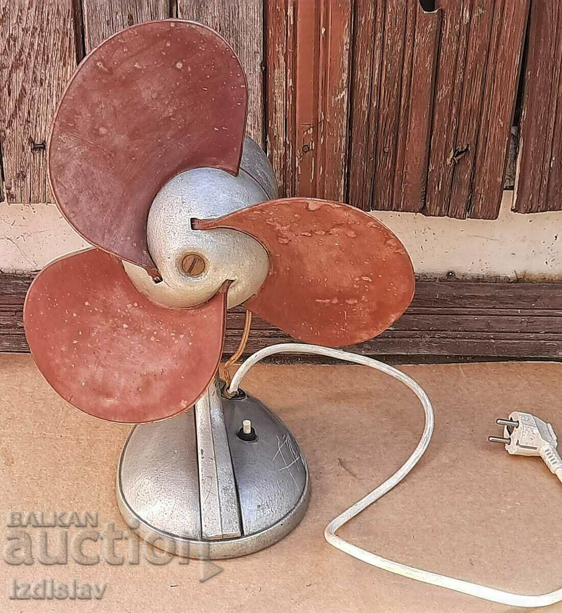 Ventilator sovietic de epocă funcțional din 1968. cu preț € 30.00 | 58.68 BGN