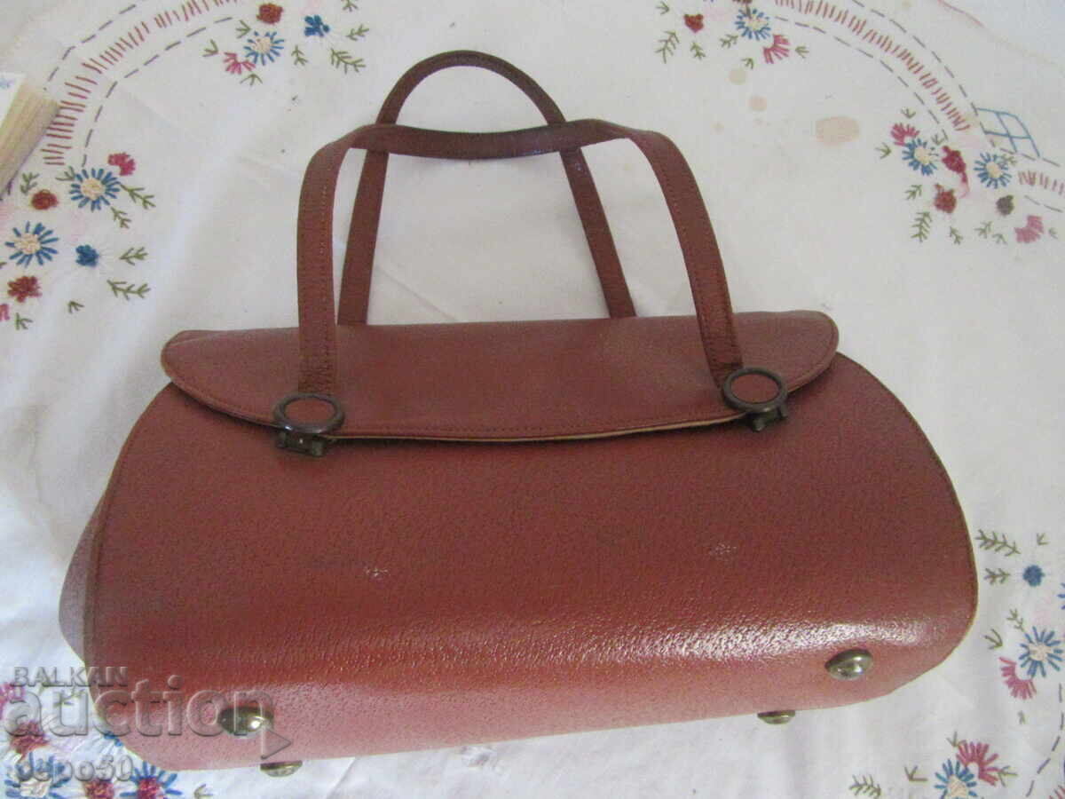 GEANTĂ VECHE DE DAMĂ DIN PIELE - SOCIO-REALISM TIMPURIU cu preț € 6.00 | 11.73 BGN