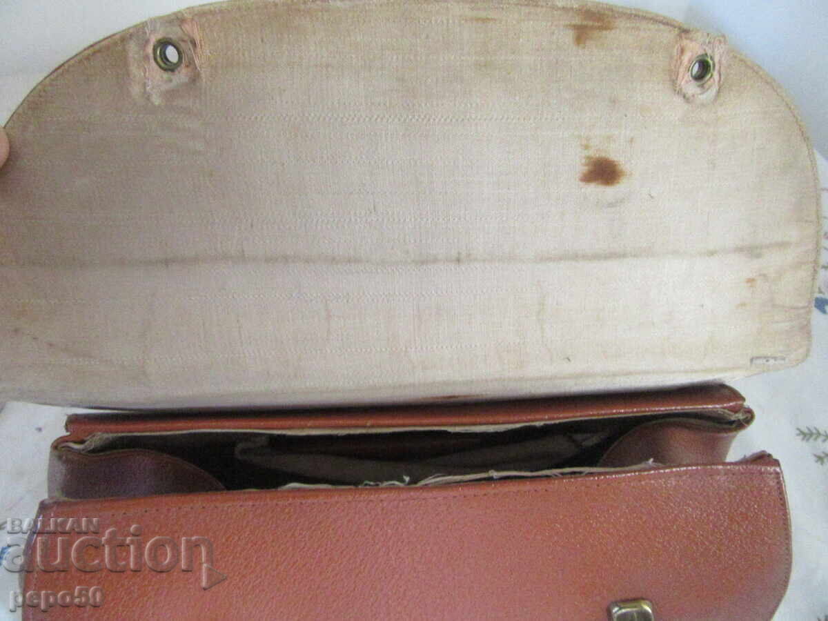 Livrarea GEANTĂ VECHE DE DAMĂ DIN PIELE - SOCIO-REALISM TIMPURIU