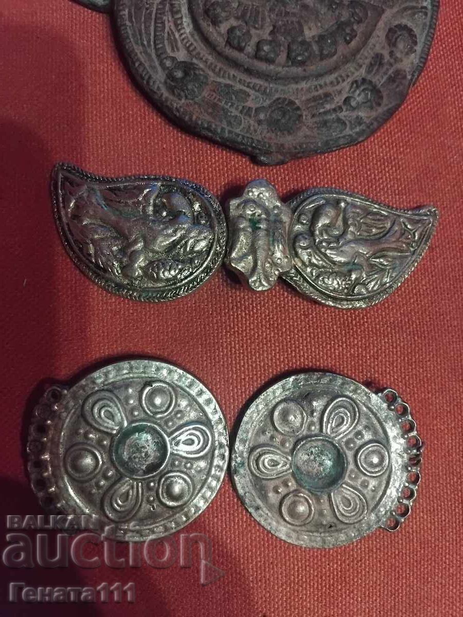 Pafti pentru costum cu preț € 25.00 | 48.90 BGN