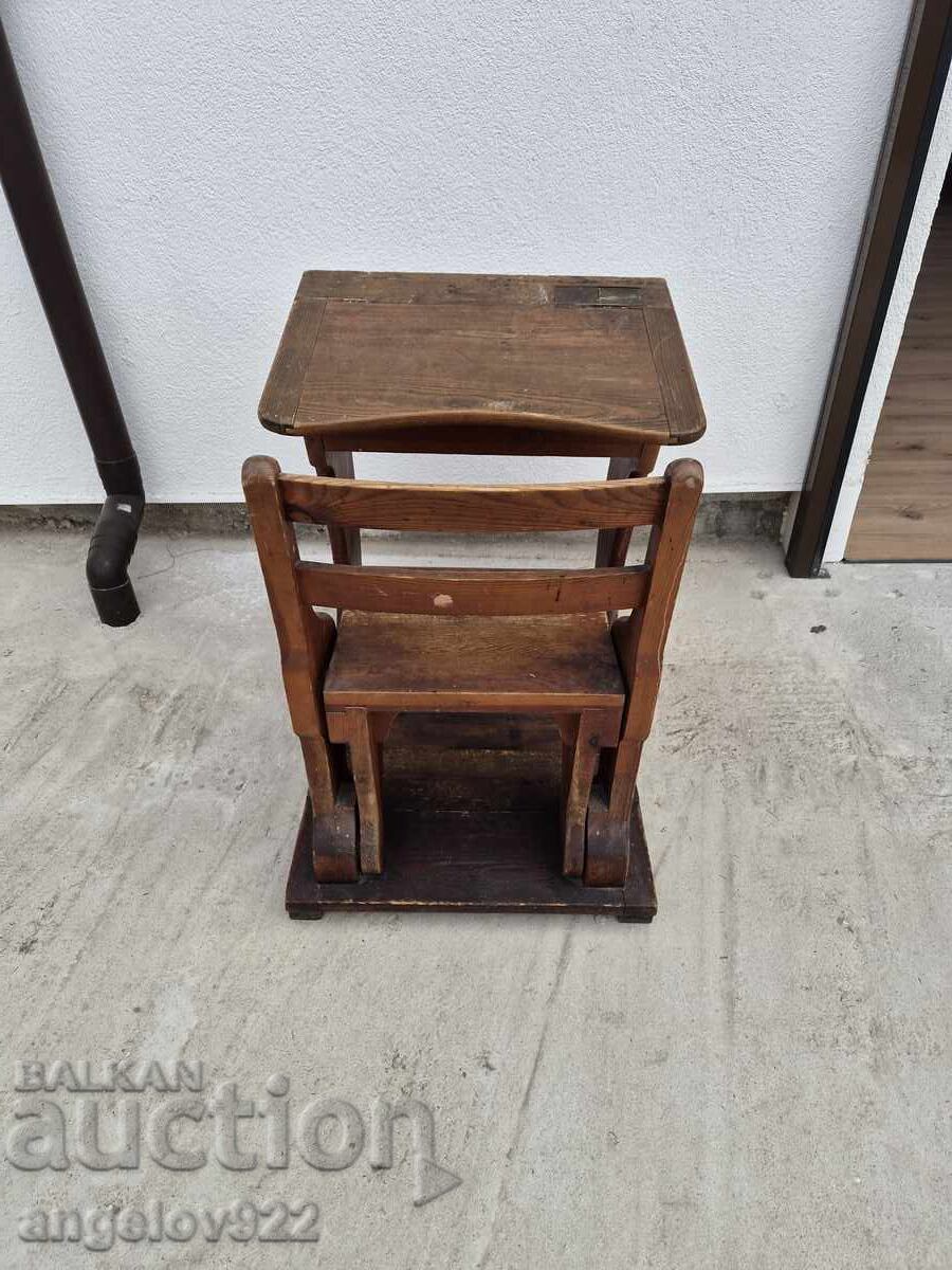 Licitație Peste 100 de ani vechi, masiv din lemn, vintage!