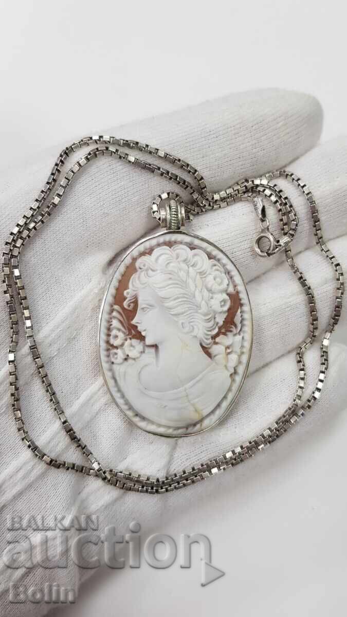 Frumos pandantiv argintiu cu Camee - secolul XX cu preț € 130.00 | 254.26 BGN
