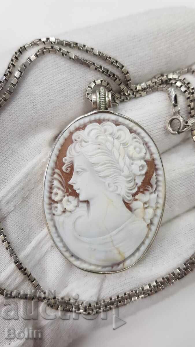 Frumos pandantiv argintiu cu Camee - secolul XX