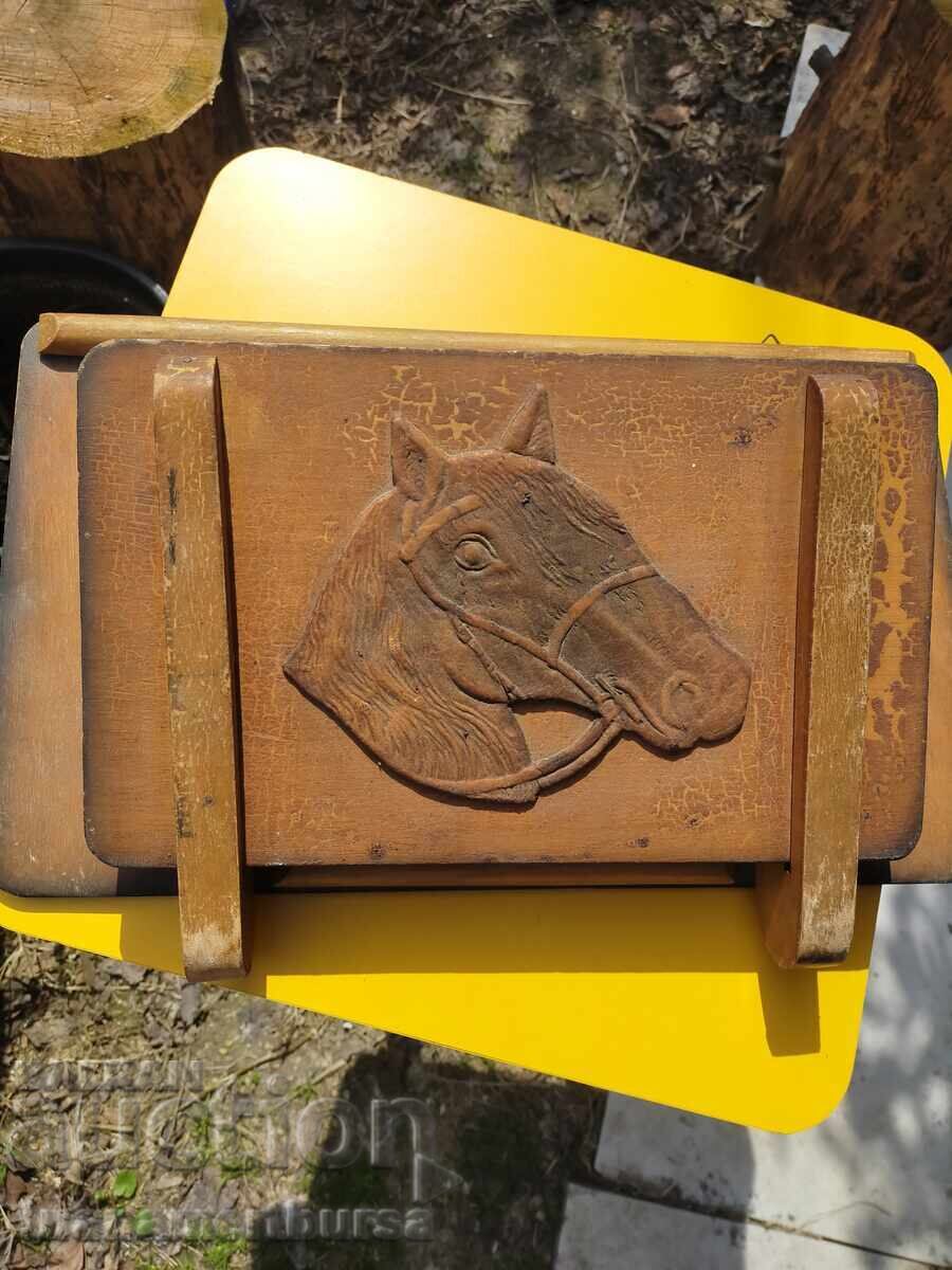 Suport din lemn pentru ziare și reviste