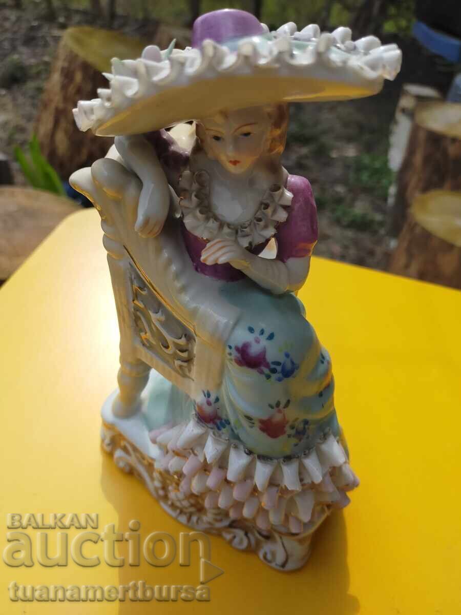 Livrarea Figurină de porțelan