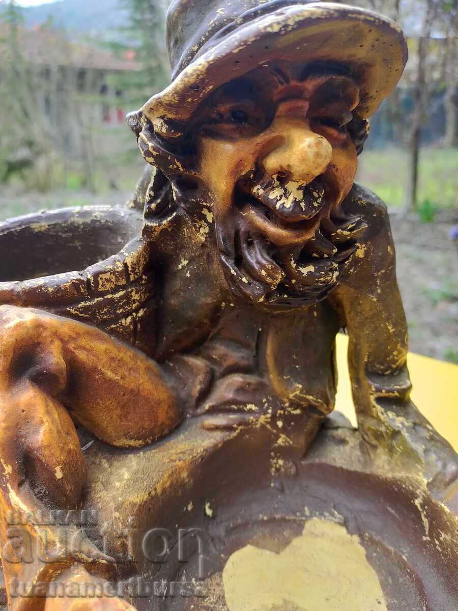 O figurină cu preț € 10.00 | 19.56 BGN O figurină cu preț € 10.00 | 19.56 BGN