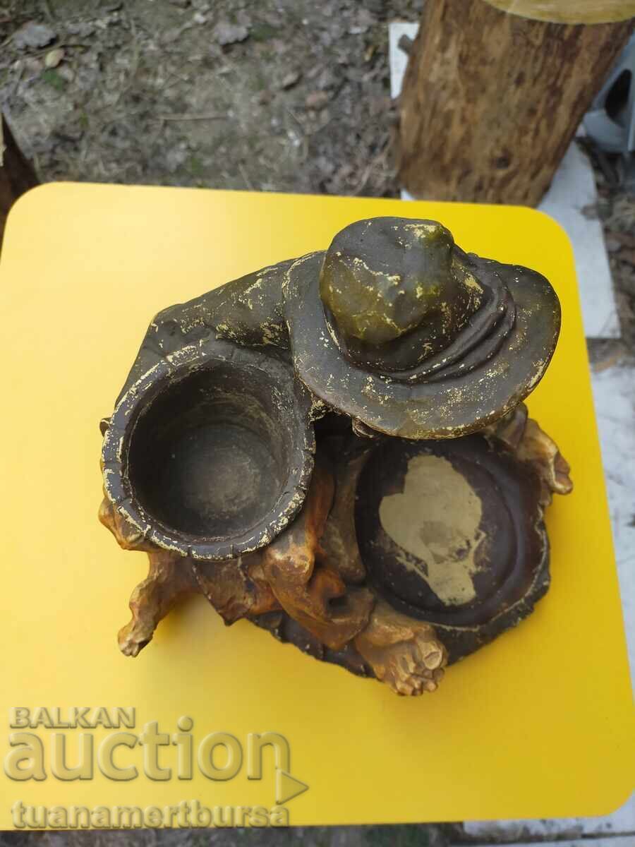 Licitație O figurină Licitație O figurină