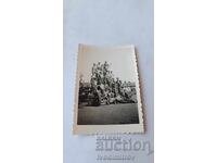 Fotografie ofițeri și soldați dezbrăcați până la brâu în fața unui tun