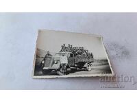 Φωτογραφία Αξιωματικοί και στρατιώτες με ρετρό στρατιωτικό φορτηγό