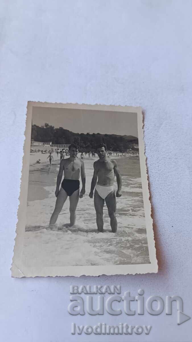 Foto Doi tineri pe malul mării