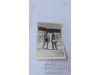 Снимка Двама млади мъже на брега на морето