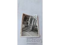 Photo Man in swimsuit on stairs in front of holiday resort