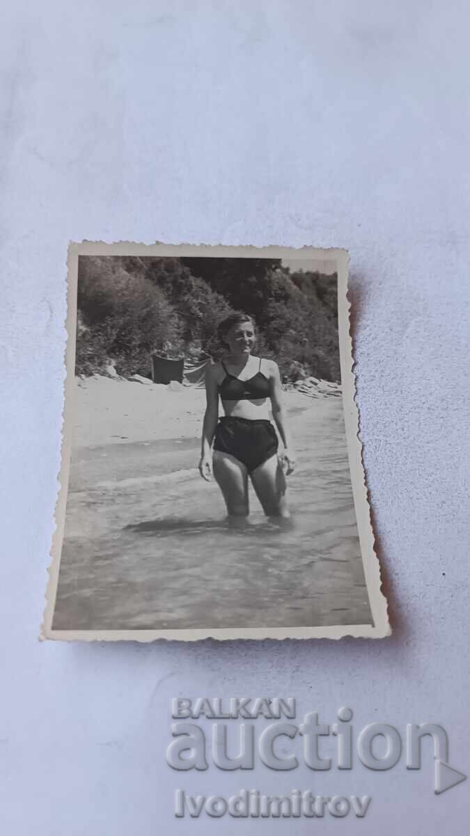 Foto Fată tânără pe plajă