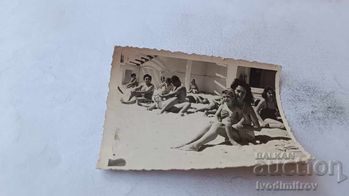 Φωτογραφία Γυναίκα και αγοράκι στην παραλία