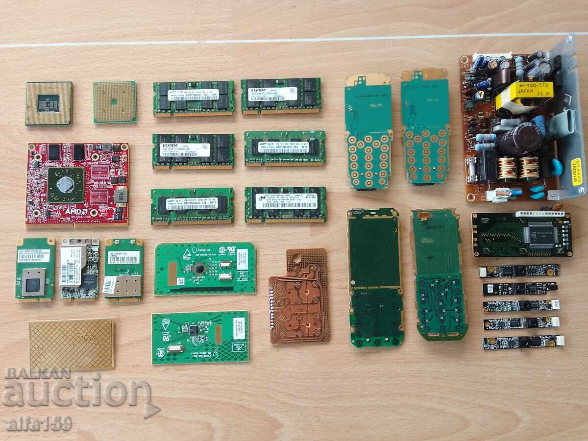 O mulțime de procesoare, ram și carduri pentru deșeuri electronice O mulțime de procesoare, ram și carduri pentru deșeuri electronice