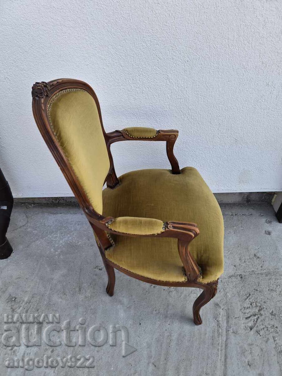 Доставка на Красив винтидж Италиански стол масив!!!