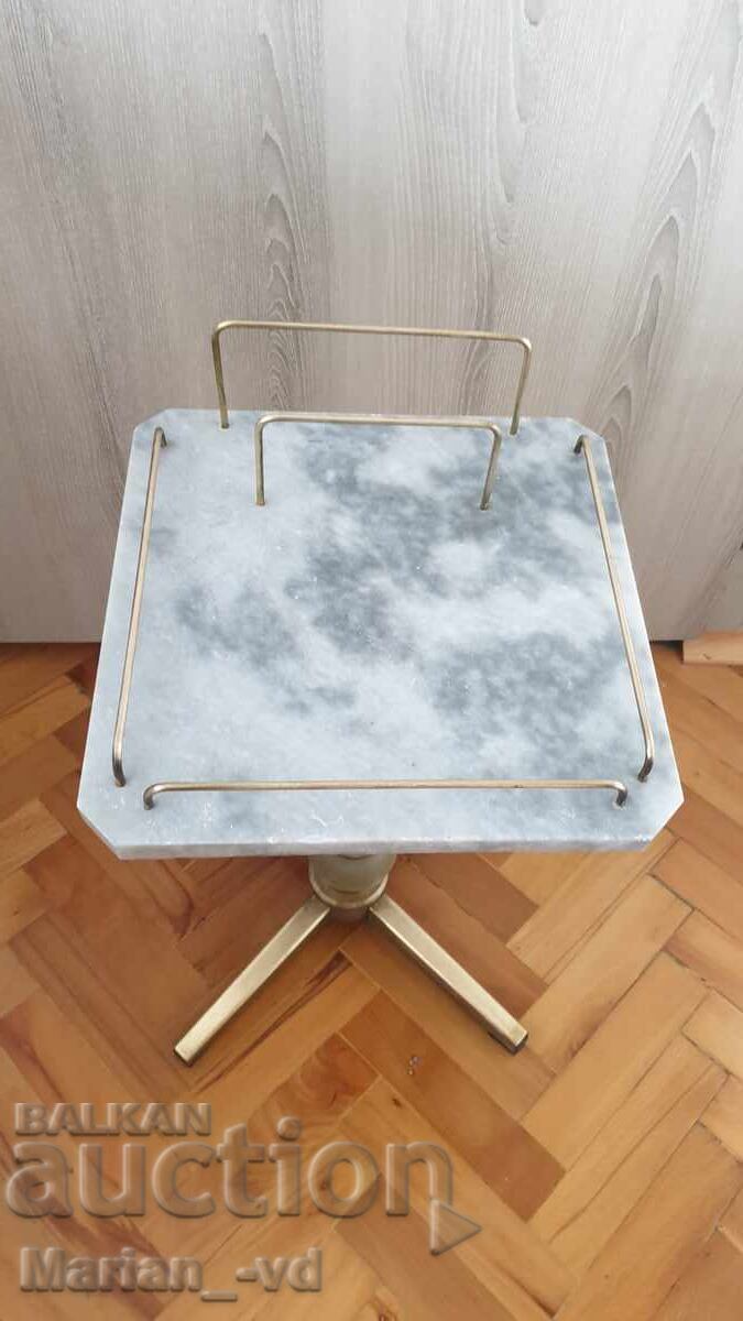 Măsuță de marmură veche cu preț € 40.00 | 78.23 BGN