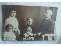 Παλιά φωτογραφία οικογένεια 1918 - άνδρας, γυναίκα και τρία παιδιά