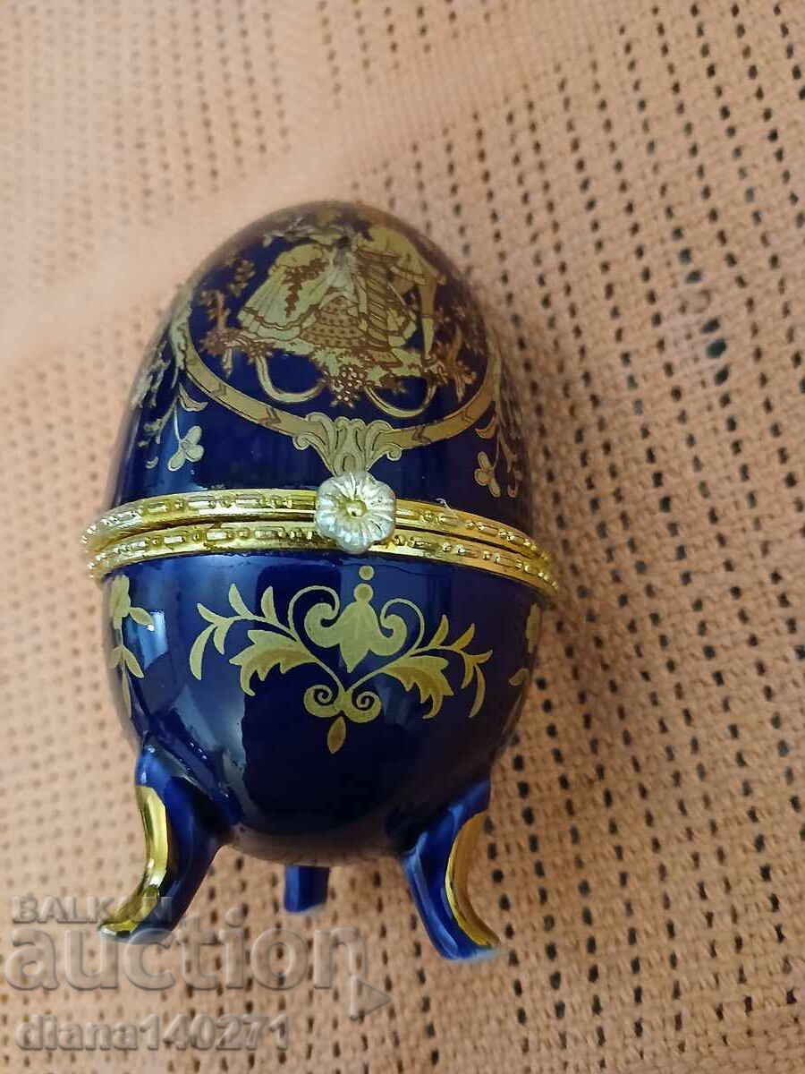 Cutie din porțelan în formă de ou, 10 cm cu preț € 7.00 | 13.69 BGN