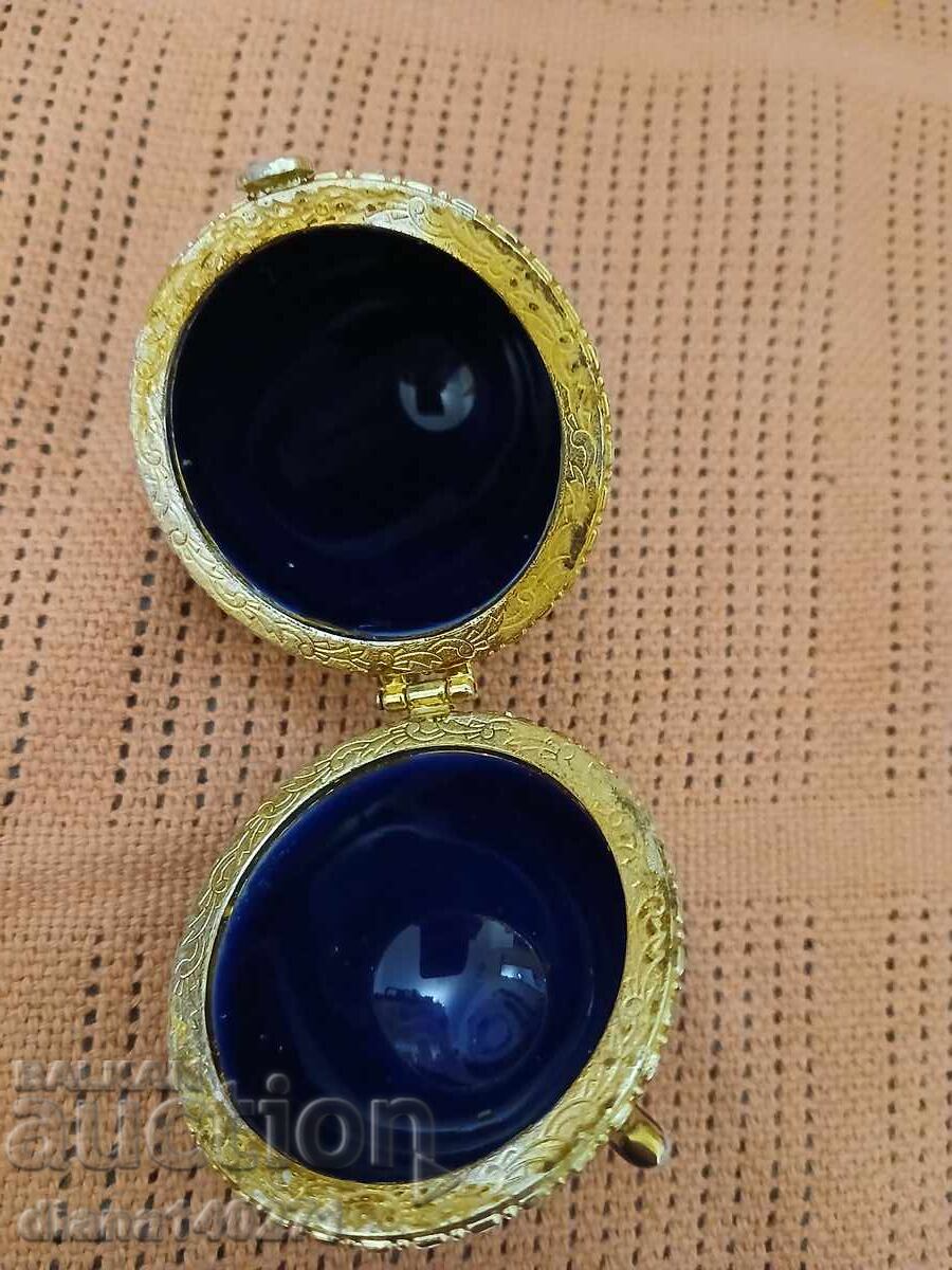 Licitație Cutie din porțelan în formă de ou, 10 cm