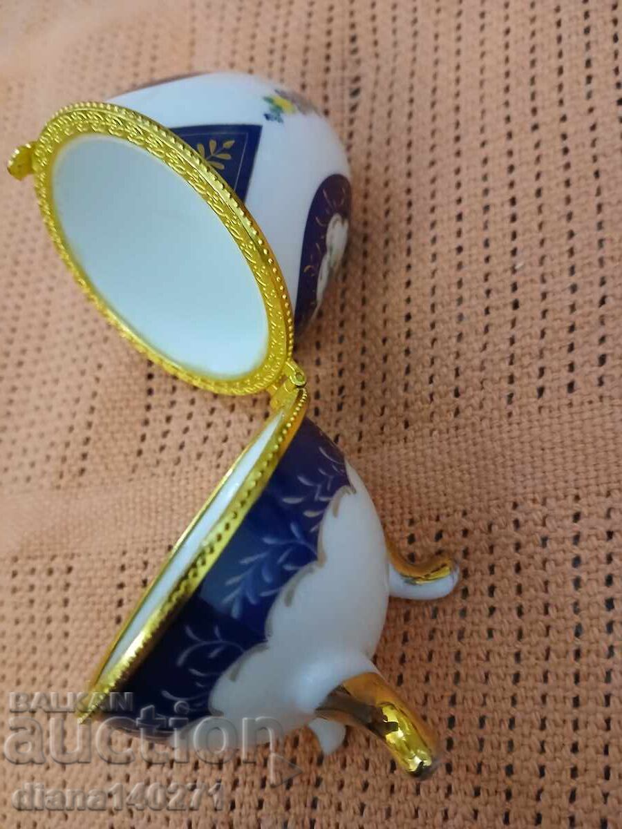 Licitație 2 cutii ouă din porțelan, ambele de 10 cm