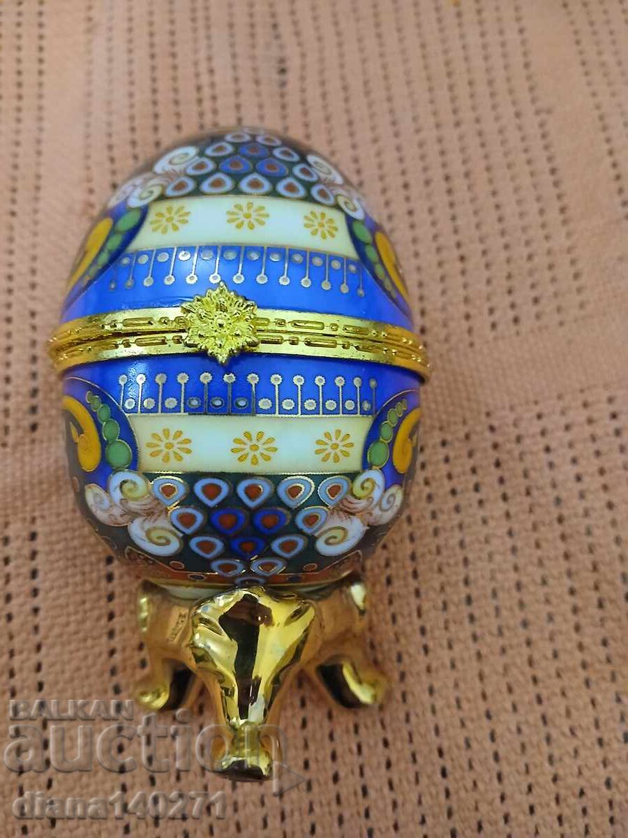 Licitație Cutie din porțelan în formă de ou, 10 cm