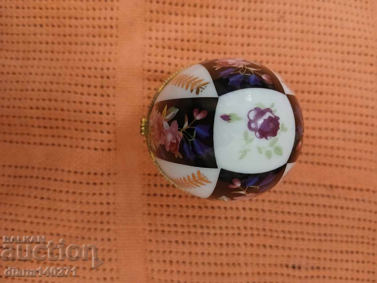 Cutie din porțelan în formă de ou, 10 cm, pictată manual cu preț € 3.50 | 6.85 BGN