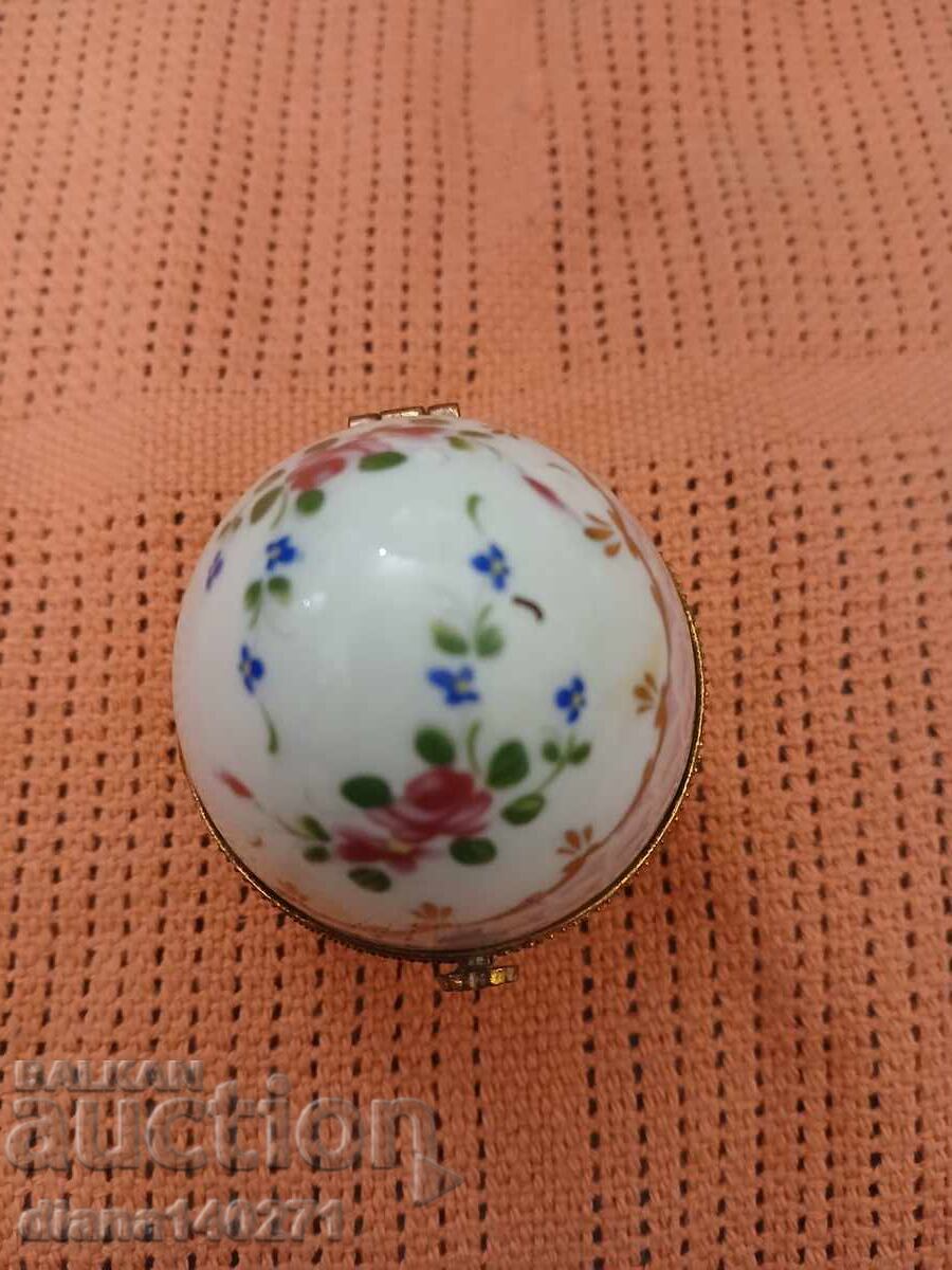 Malka portselanova kutiĭka vŭv formata na yaĭtse 7 sm cu preț € 1.00 | 1.96 BGN