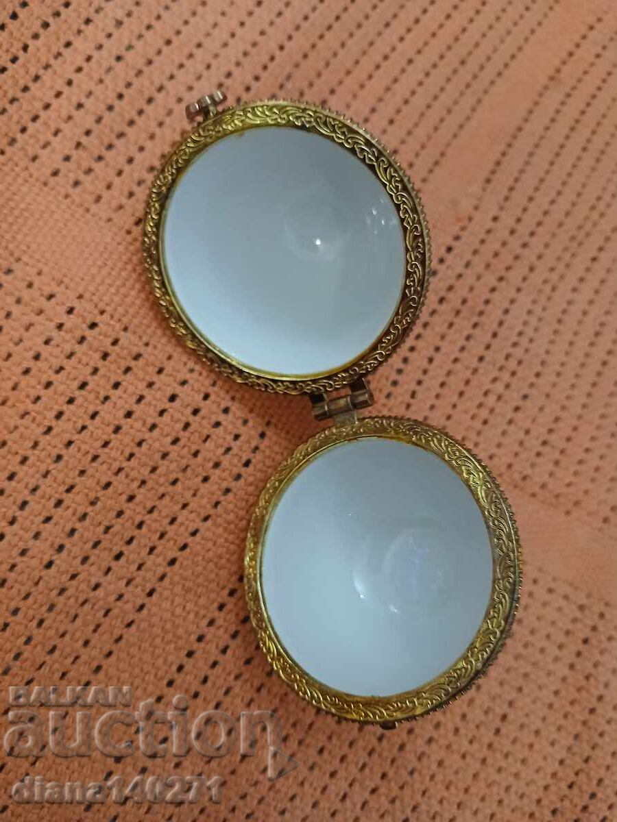 Licitație Malka portselanova kutiĭka vŭv formata na yaĭtse 7 sm