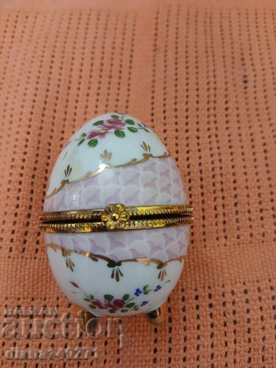 Malka portselanova kutiĭka vŭv formata na yaĭtse 7 sm