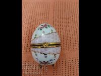 Malka portselanova kutiĭka vŭv formata na yaĭtse 7 sm