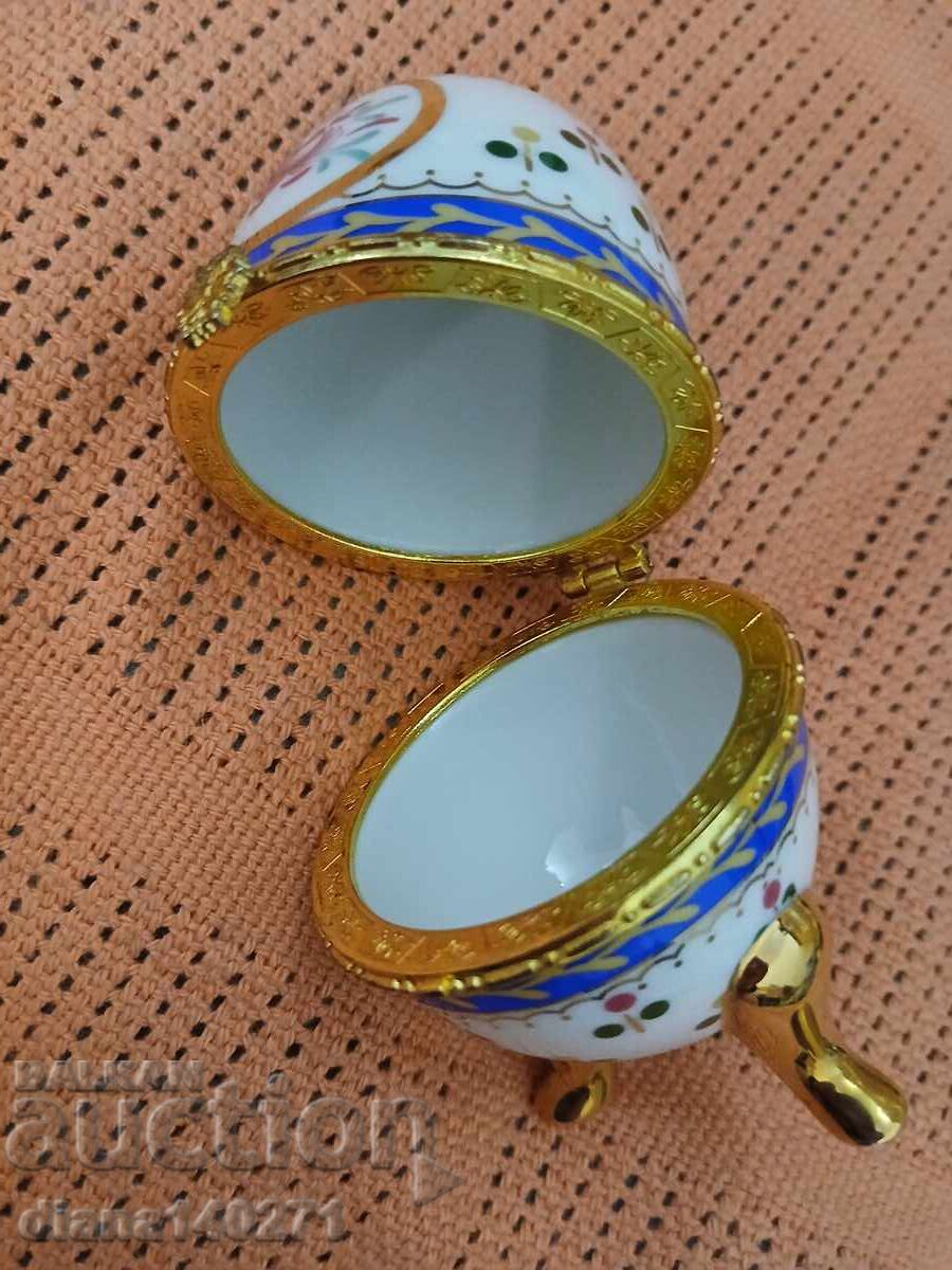 Cutie din porțelan în formă de ou, 10 cm cu preț € 8.00 | 15.65 BGN